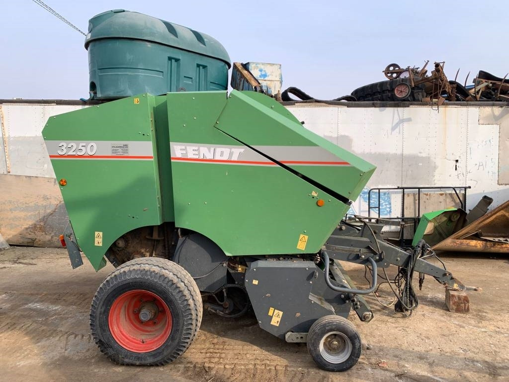 Fendt 3250 - Presse à balles rondes: photos 2 Fendt 3250 - Presse à balles rondes: photos 2