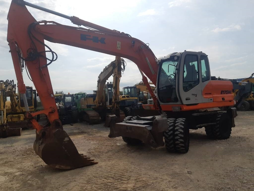 Fiat-Kobelco E175W - Pelle sur pneus: photos 2 Fiat-Kobelco E175W - Pelle sur pneus: photos 2