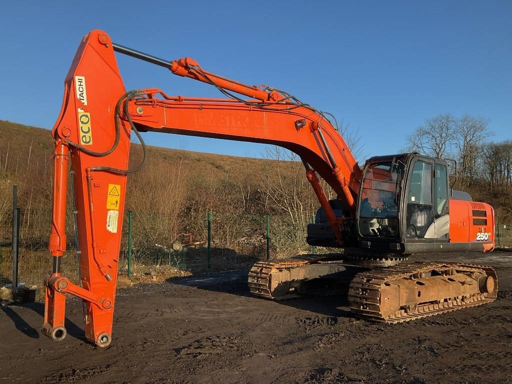 Hitachi ZX 250 LC-6 - Pelle sur chenille: photos 1 Hitachi ZX 250 LC-6 - Pelle sur chenille: photos 1