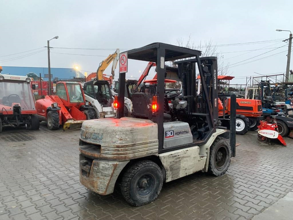 Komatsu FD30-11 - Chariot élévateur diesel: photos 3 Komatsu FD30-11 - Chariot élévateur diesel: photos 3