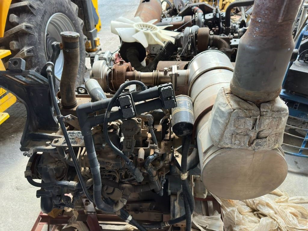 Komatsu SAA4D95LE6 ENGINE - Moteur pour Engins de chantier: photos 2 Komatsu SAA4D95LE6 ENGINE - Moteur pour Engins de chantier: photos 2