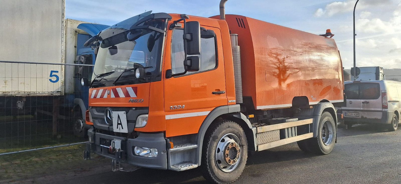 Mercedes-Benz Atego 1524 2 6-Zyl. 4x2 - Balayeuse de voirie: photos 1 Mercedes-Benz Atego 1524 2 6-Zyl. 4x2 - Balayeuse de voirie: photos 1