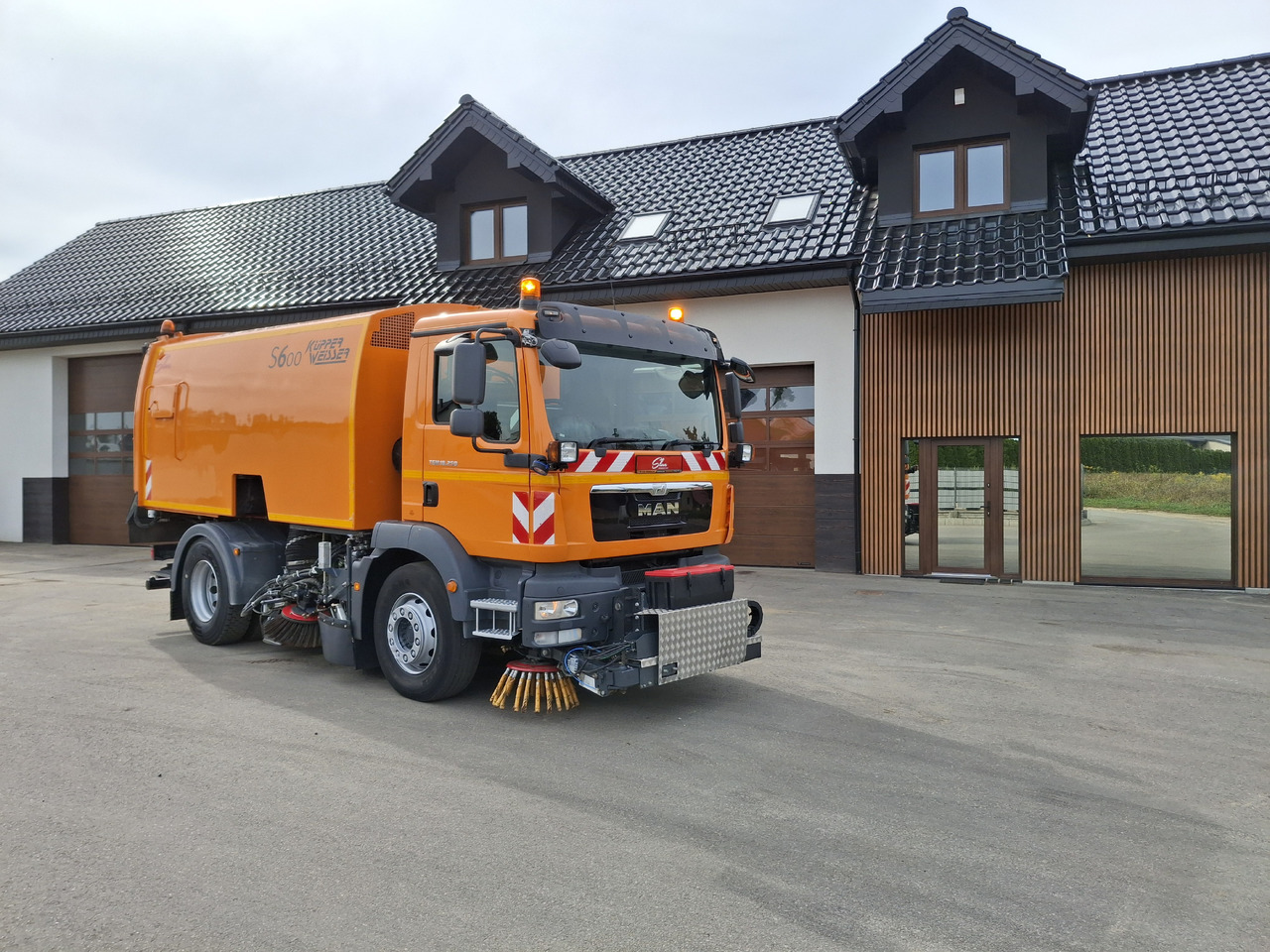 MAN TGM 18.250 Zamiatarka Kupper Weisser BROCK 2 Motoren Szczotki L/R PM10 Odchwaszczarka - Balayeuse de voirie: photos 1 MAN TGM 18.250 Zamiatarka Kupper Weisser BROCK 2 Motoren Szczotki L/R PM10 Odchwaszczarka - Balayeuse de voirie: photos 1