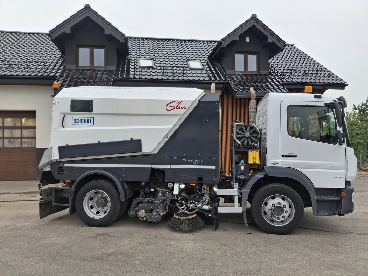 MERCEDES-BENZ Atego 1523 Zamiatarka Kehrmaschine Schmidt Street King 660 Euro 6 PM10 2 Motoren Szczotki L/R 2016r - Balayeuse de voirie: photos 5 MERCEDES-BENZ Atego 1523 Zamiatarka Kehrmaschine Schmidt Street King 660 Euro 6 PM10 2 Motoren Szczotki L/R 2016r - Balayeuse de voirie: photos 5