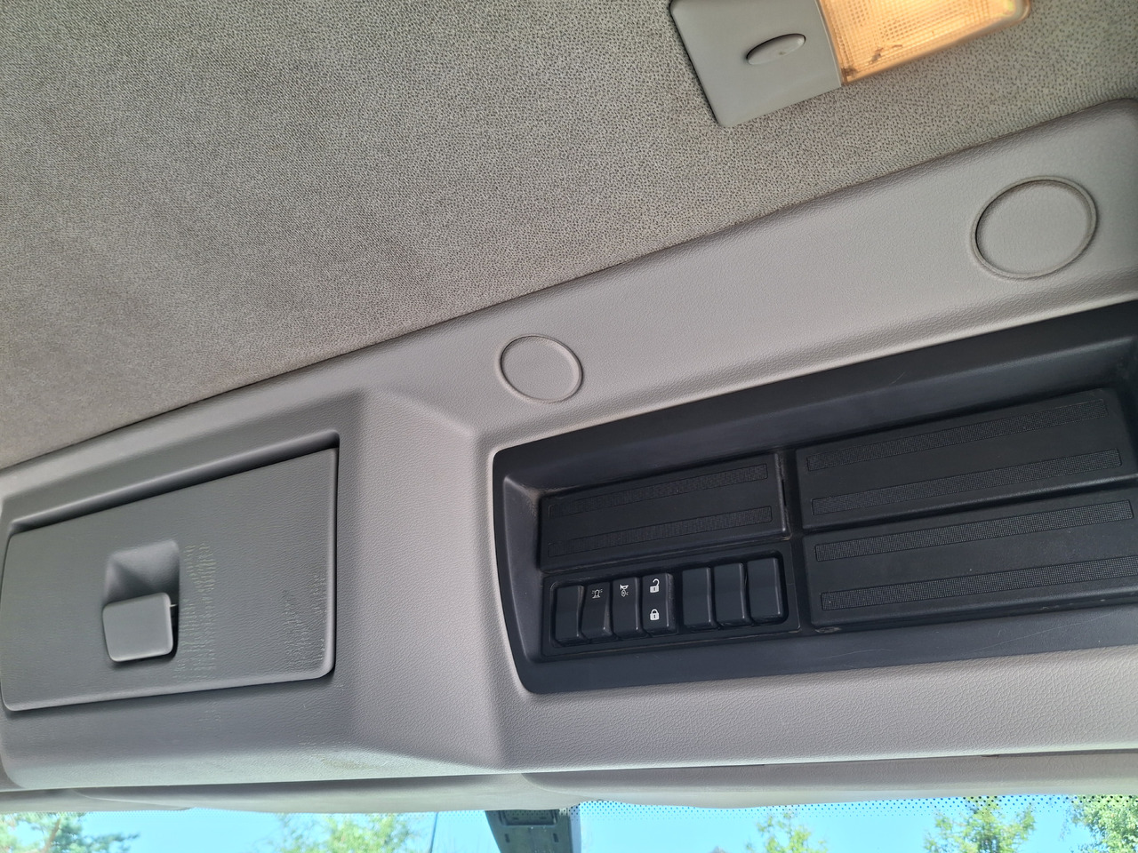 Balayeuse de voirie RENAULT Middlum 270 DXI Zamiatarka Kehrmaschine BUCHER Karcher L/R 2 Silniki 2 Motoren: photos 23 Balayeuse de voirie RENAULT Middlum 270 DXI Zamiatarka Kehrmaschine BUCHER Karcher L/R 2 Silniki 2 Motoren: photos 23