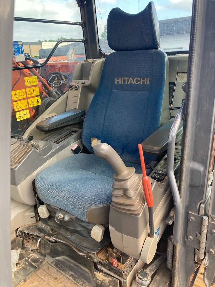 Hitachi ZX 225 US LC - Pelle sur chenille: photos 5 Hitachi ZX 225 US LC - Pelle sur chenille: photos 5