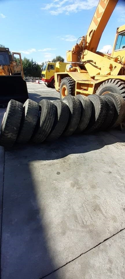 Bridgestone 13R22.5 - Pneu pour Engins de chantier: photos 2 Bridgestone 13R22.5 - Pneu pour Engins de chantier: photos 2