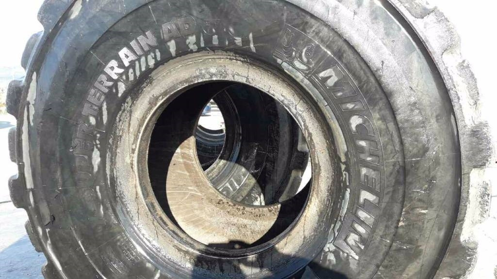 Michelin 29,5R25 X-SUPER TERRAIN /AD - Pneu: photos 2 Michelin 29,5R25 X-SUPER TERRAIN /AD - Pneu: photos 2
