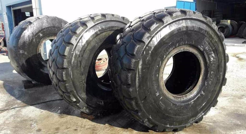Michelin 29,5R25 X-SUPER TERRAIN /AD - Pneu: photos 1 Michelin 29,5R25 X-SUPER TERRAIN /AD - Pneu: photos 1