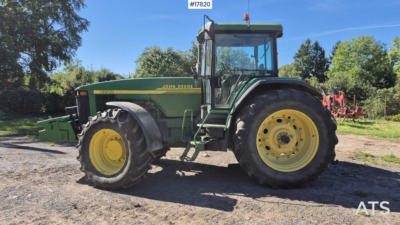 Agricultural tractor JOHN DEERE 8200 (1999) - Tracteur agricole: photos 5 Agricultural tractor JOHN DEERE 8200 (1999) - Tracteur agricole: photos 5