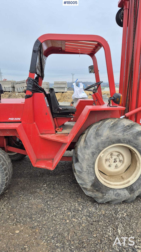Rough terrain forklift MANITOU MB 30N (1993) - Chariot tout terrain: photos 5 Rough terrain forklift MANITOU MB 30N (1993) - Chariot tout terrain: photos 5