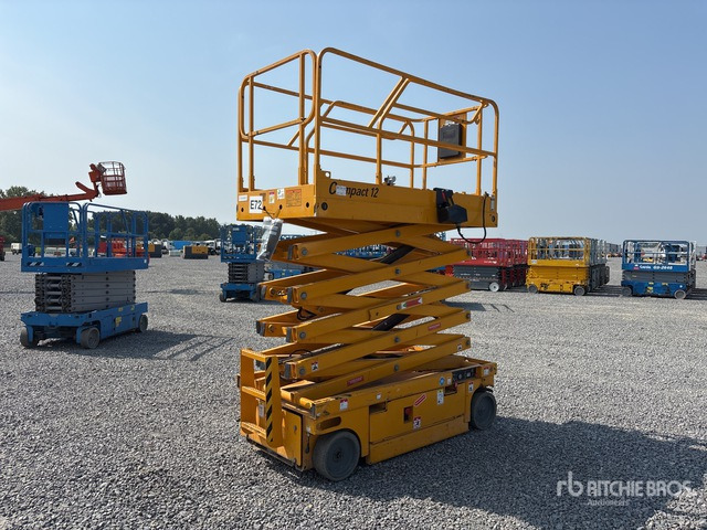 2014 Haulotte Compact 12 Electric Scissor Lift - Nacelle ciseaux: photos 3 2014 Haulotte Compact 12 Electric Scissor Lift - Nacelle ciseaux: photos 3