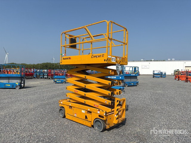 2014 Haulotte Compact 12 Electric Scissor Lift - Nacelle ciseaux: photos 1 2014 Haulotte Compact 12 Electric Scissor Lift - Nacelle ciseaux: photos 1