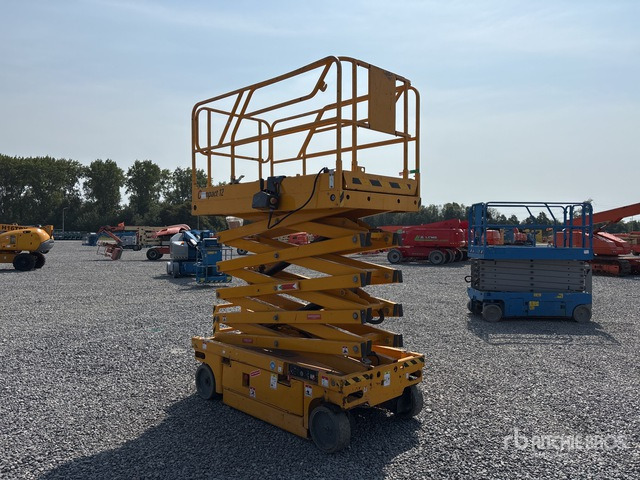 2014 Haulotte Compact 12 Electric Scissor Lift - Nacelle ciseaux: photos 4 2014 Haulotte Compact 12 Electric Scissor Lift - Nacelle ciseaux: photos 4