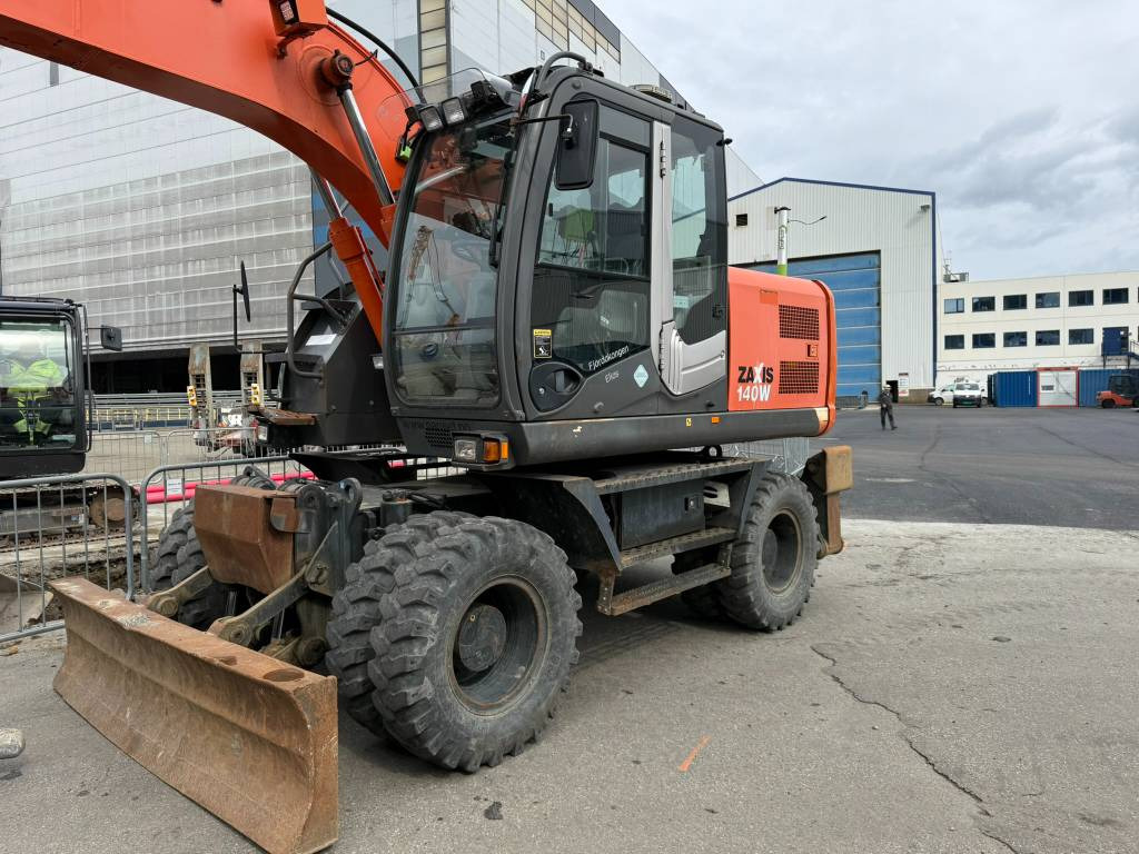 Hitachi ZX 140 W-3 - Pelle sur pneus: photos 3 Hitachi ZX 140 W-3 - Pelle sur pneus: photos 3