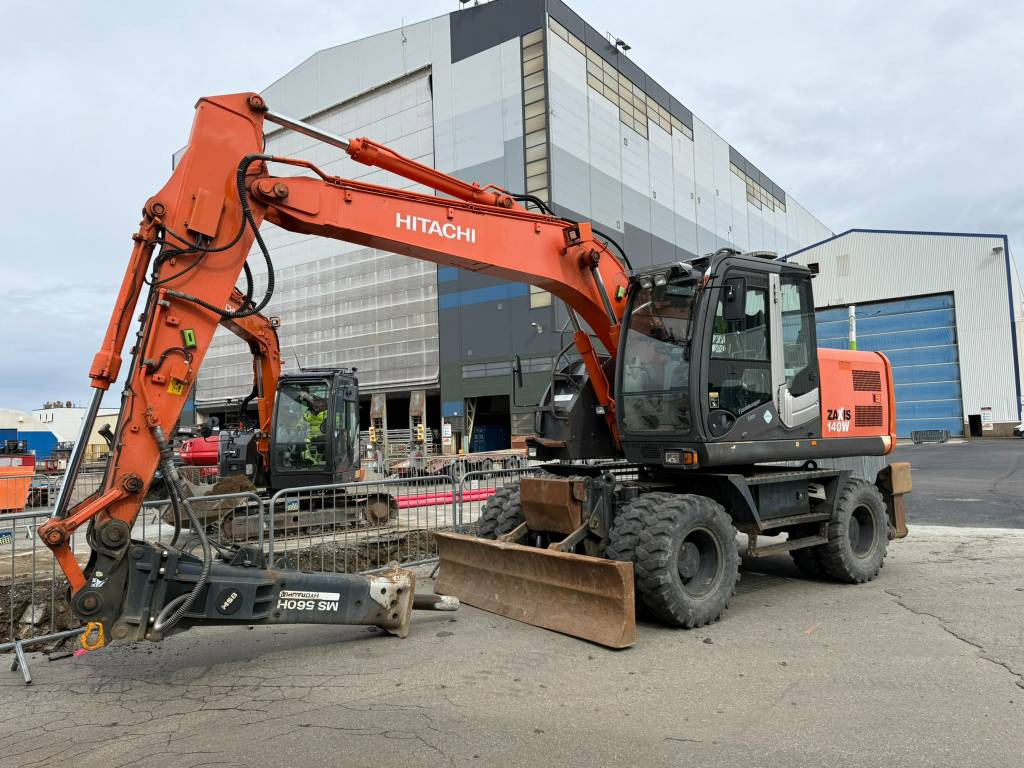 Hitachi ZX 140 W-3 - Pelle sur pneus: photos 1 Hitachi ZX 140 W-3 - Pelle sur pneus: photos 1