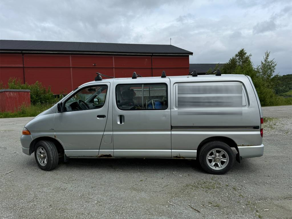 Toyota Hiace 4x4 - Fourgon utilitaire: photos 2 Toyota Hiace 4x4 - Fourgon utilitaire: photos 2
