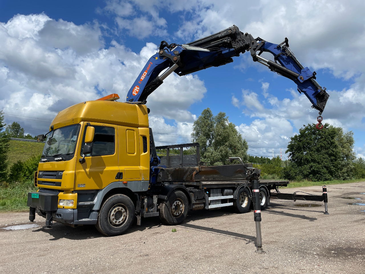 DAF CF 85.410 PM 80 crane laadkraan met jib en frontstempels - Camion grue: photos 1 DAF CF 85.410 PM 80 crane laadkraan met jib en frontstempels - Camion grue: photos 1