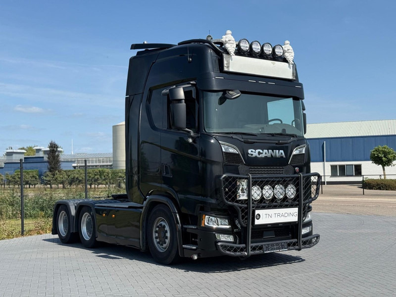 Scania S650 V8 NGS 6X4, 3.15WB, VOLLUCHT, RETARDER, LEER. - Tracteur routier: photos 1 Scania S650 V8 NGS 6X4, 3.15WB, VOLLUCHT, RETARDER, LEER. - Tracteur routier: photos 1