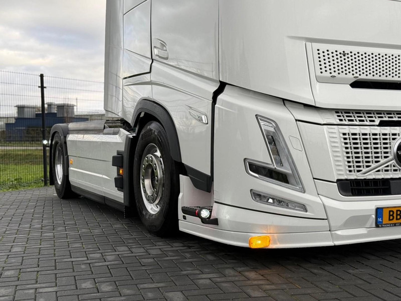 Volvo FH 13.460XL NEW, FULL AIR, ALCOA, HYDRAULIC, XL, SHOW, FULL. - Tracteur routier: photos 5 Volvo FH 13.460XL NEW, FULL AIR, ALCOA, HYDRAULIC, XL, SHOW, FULL. - Tracteur routier: photos 5