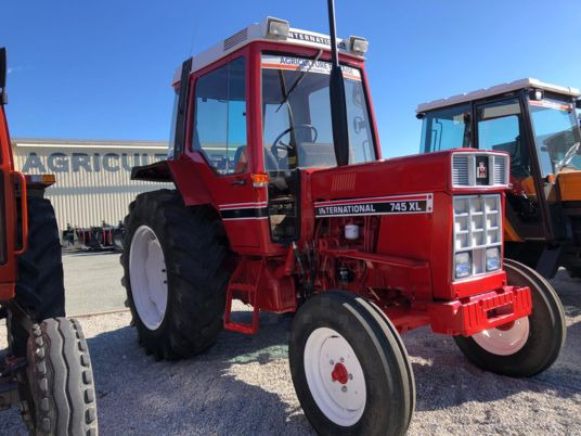 International 745 XL Tracteur à 15 000 € - Tracteur agricole: photos 1 International 745 XL Tracteur à 15 000 € - Tracteur agricole: photos 1