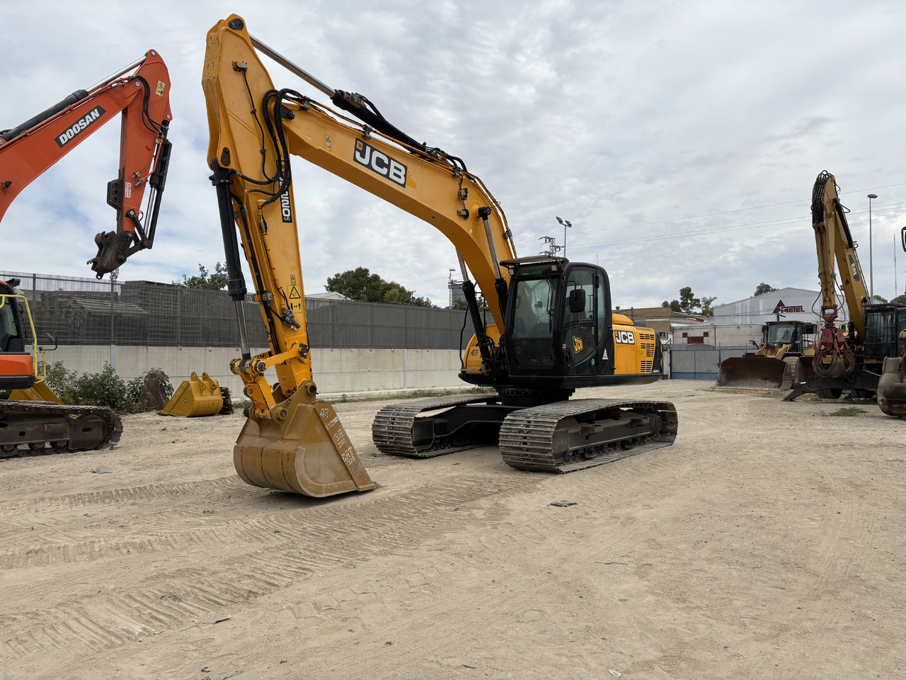 JCB JS220LC - Pelle sur chenille: photos 1 JCB JS220LC - Pelle sur chenille: photos 1
