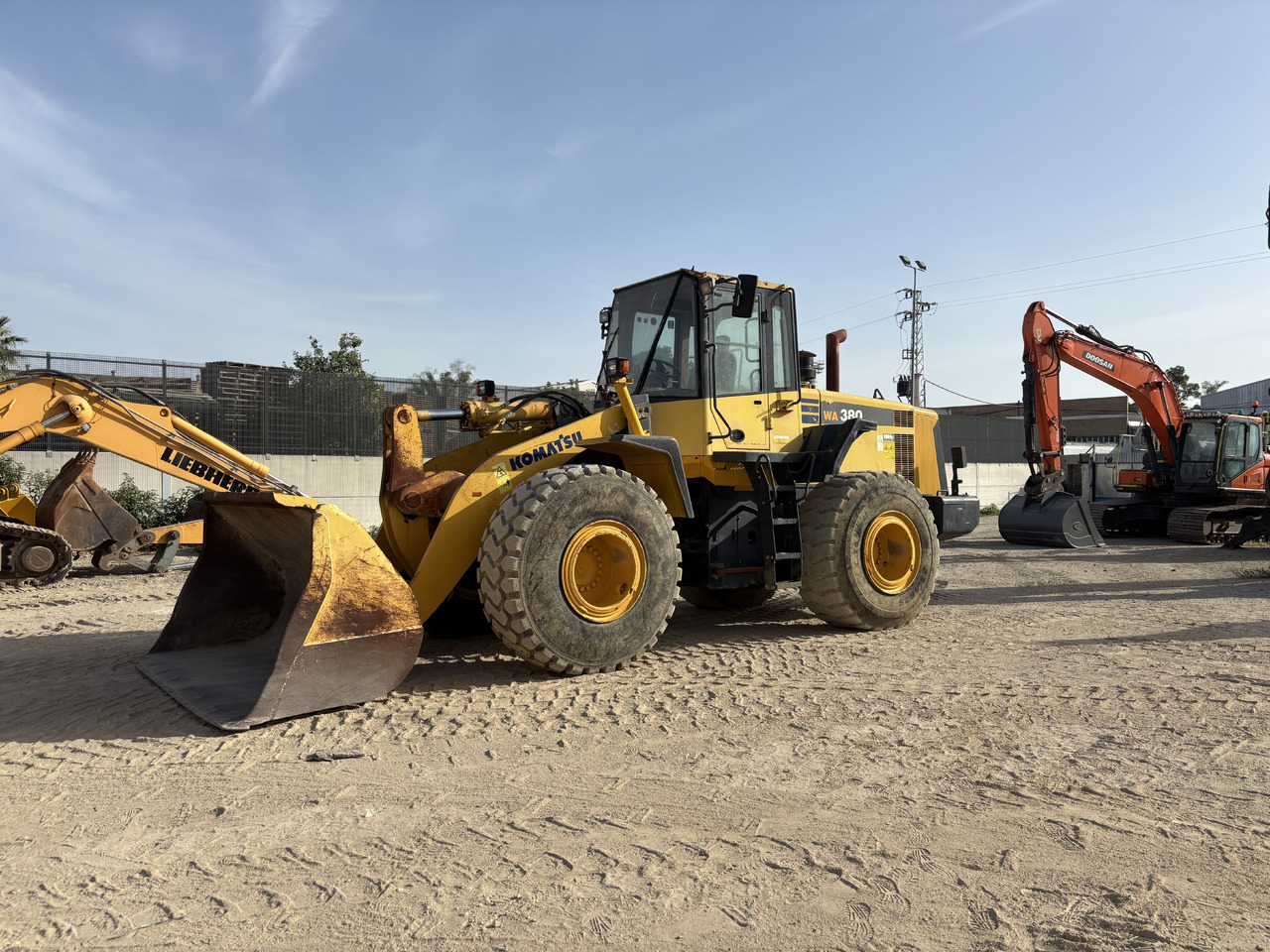 KOMATSU WA380-6 - Chargeuse: photos 1 KOMATSU WA380-6 - Chargeuse: photos 1