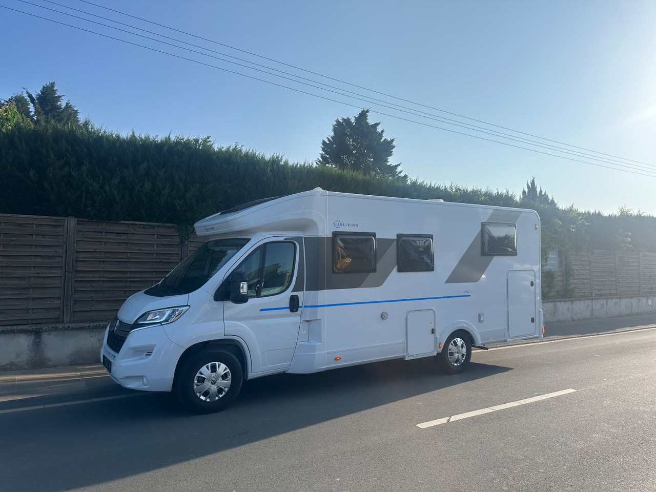Sun Living S 75 SL XTRA Hubbett/Solar/Panorama/Markise - Camping-car profilé: photos 1 Sun Living S 75 SL XTRA Hubbett/Solar/Panorama/Markise - Camping-car profilé: photos 1