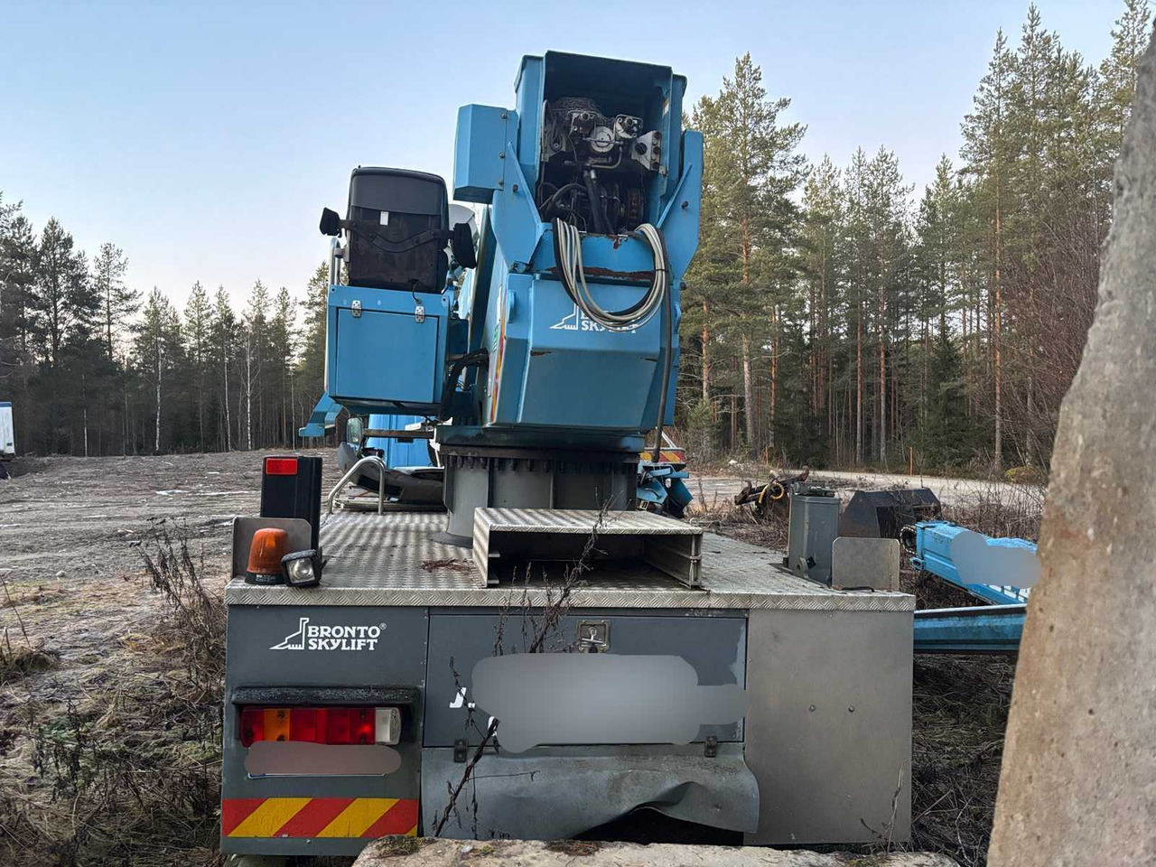 Scania P94 truck and Bronto Skylift telescopic crane - Camion grue: photos 4 Scania P94 truck and Bronto Skylift telescopic crane - Camion grue: photos 4