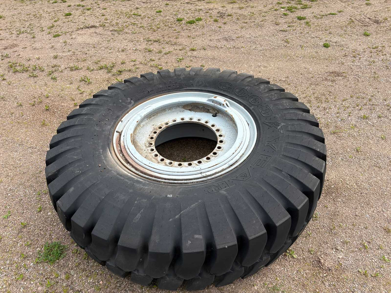 Tyre Goodyear 18.00 R33 1pc - Pneu: photos 1 Tyre Goodyear 18.00 R33 1pc - Pneu: photos 1