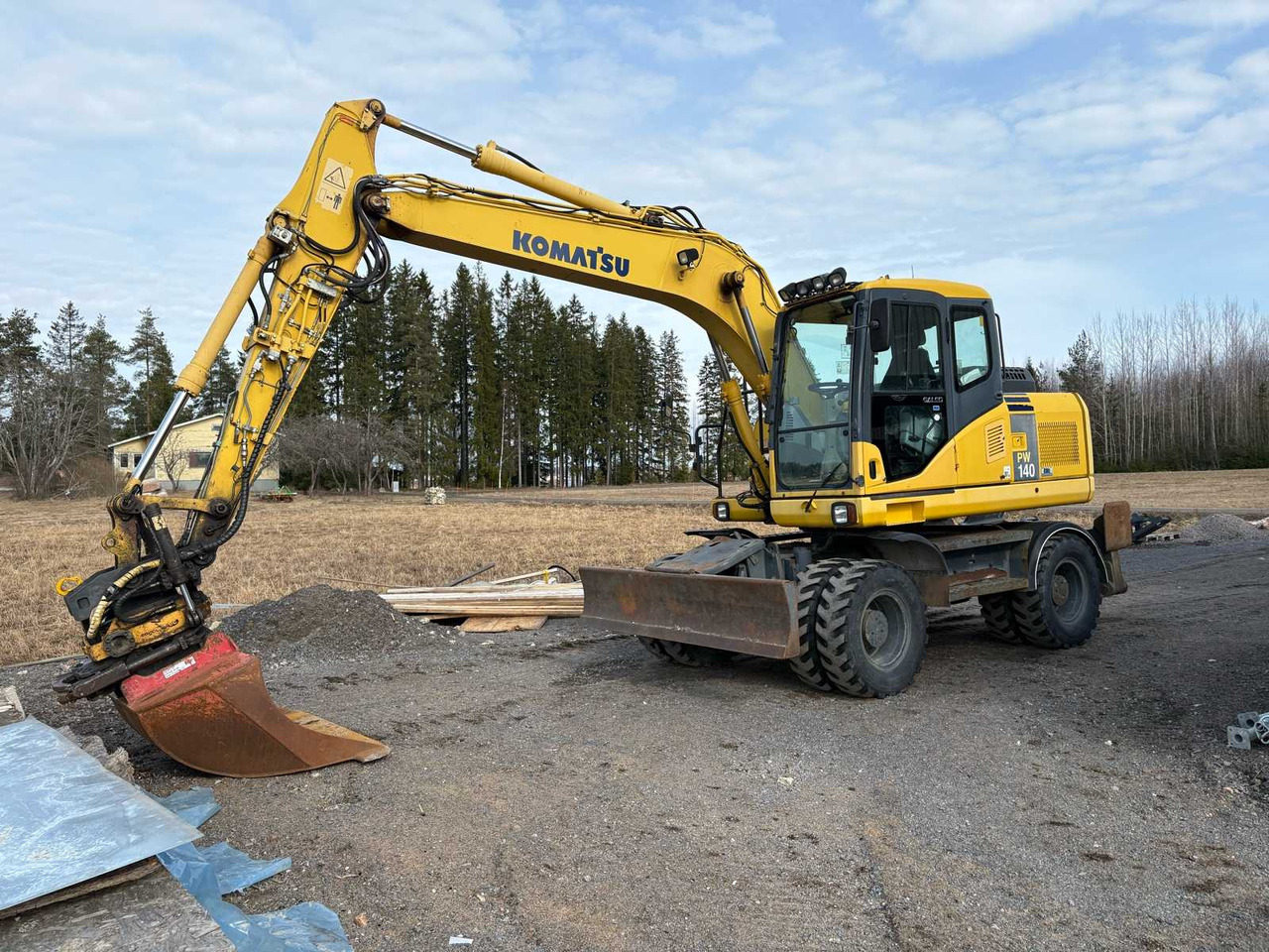 Wheel excavator Komatsu PW140-7 - Pelle sur pneus: photos 1 Wheel excavator Komatsu PW140-7 - Pelle sur pneus: photos 1