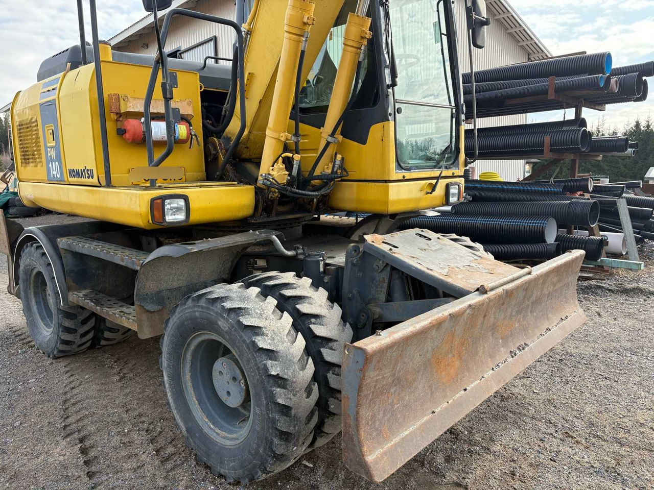 Wheel excavator Komatsu PW140-7 - Pelle sur pneus: photos 5 Wheel excavator Komatsu PW140-7 - Pelle sur pneus: photos 5