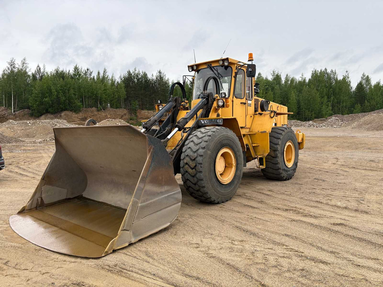 Wheel loader Volvo BM L120 - Chargeuse sur pneus: photos 1 Wheel loader Volvo BM L120 - Chargeuse sur pneus: photos 1