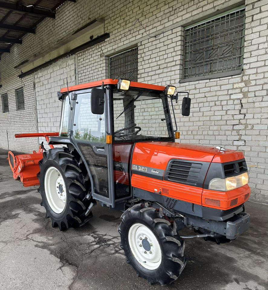 Kubota 320 - Tracteur agricole: photos 1 Kubota 320 - Tracteur agricole: photos 1