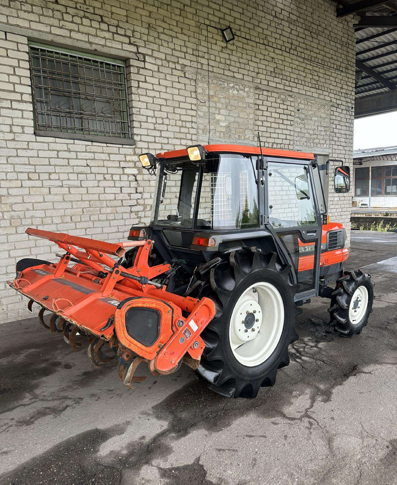 Kubota 320 - Tracteur agricole: photos 4 Kubota 320 - Tracteur agricole: photos 4