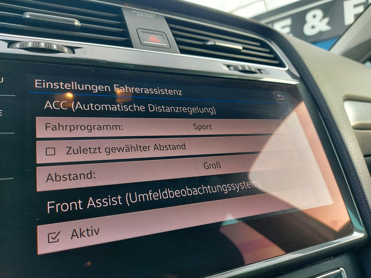 Volkswagen Golf VII Variant DSG Comfort ACC Massage Nav DAB - Voiture break: photos 2 Volkswagen Golf VII Variant DSG Comfort ACC Massage Nav DAB - Voiture break: photos 2