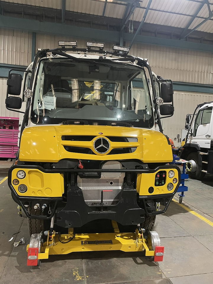 UNIMOG - Camion grue: photos 2 UNIMOG - Camion grue: photos 2