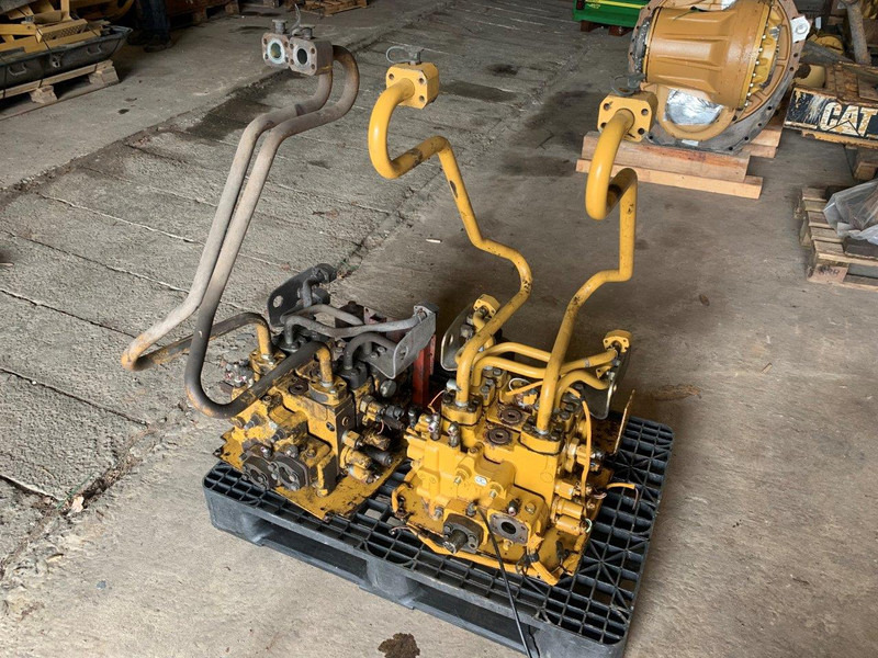 Caterpillar VALVE GP-MAIN CONTROL 2613682 - Hydraulique: photos 1 Caterpillar VALVE GP-MAIN CONTROL 2613682 - Hydraulique: photos 1