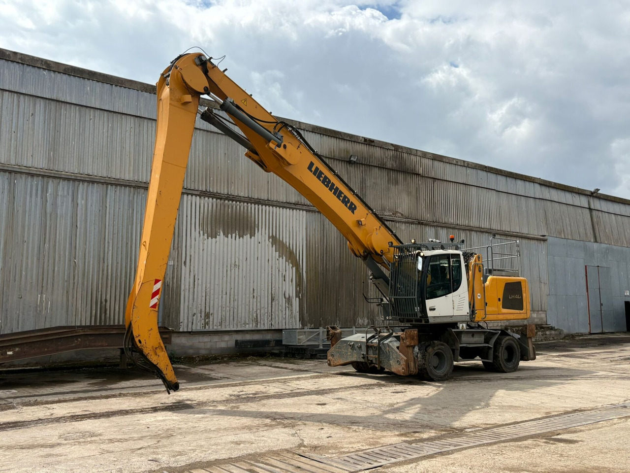 Liebherr LH40M Litronic - Pelle de manutention: photos 1 Liebherr LH40M Litronic - Pelle de manutention: photos 1