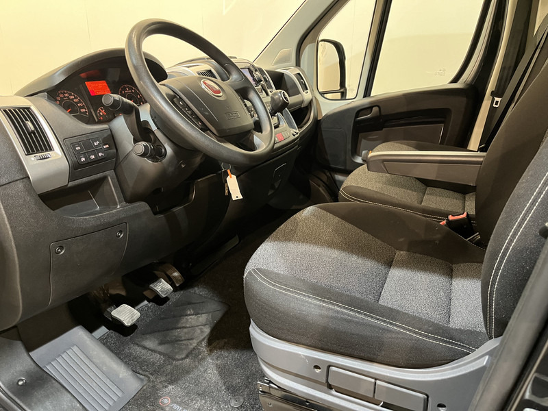 Photo d'intérieur 2: Fourgonnette Fiat Ducato 2.3 MultiJet L2H2 120 PK / Euro 6 / Airco / Camera / Cruise Control / Trekhaak / Navigatie / 3-Zits / 72.600 KM !!