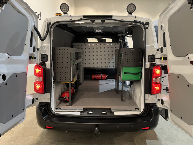 Peugeot e-Expert EV L2 75 kWh Servicebus / Inrichting / 100% Elektrisch / Airco / 220V. / Trekhaak / Camera / Cruise Control / Navigatie / CarPlay / 3-Zits / 1.900 KM !! - Fourgonnette, Utilitaire électrique: photos 4 Peugeot e-Expert EV L2 75 kWh Servicebus / Inrichting / 100% Elektrisch / Airco / 220V. / Trekhaak / Camera / Cruise Control / Navigatie / CarPlay / 3-Zits / 1.900 KM !! - Fourgonnette, Utilitaire électrique: photos 4