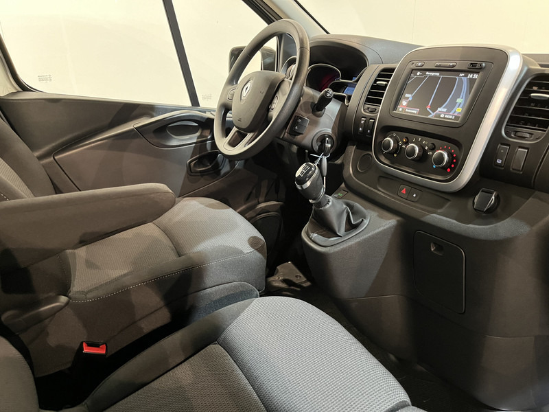 Renault Trafic 2.0 dCi L1H1 120 PK Servicebus / Sortimo Inrichting / Euro 6 / Airco / Camera / CarPlay / Cruise Control / Navigatie / 3-Zits / 27.800 KM !! / BPM VRIJ !! - Fourgonnette: photos 3 Renault Trafic 2.0 dCi L1H1 120 PK Servicebus / Sortimo Inrichting / Euro 6 / Airco / Camera / CarPlay / Cruise Control / Navigatie / 3-Zits / 27.800 KM !! / BPM VRIJ !! - Fourgonnette: photos 3
