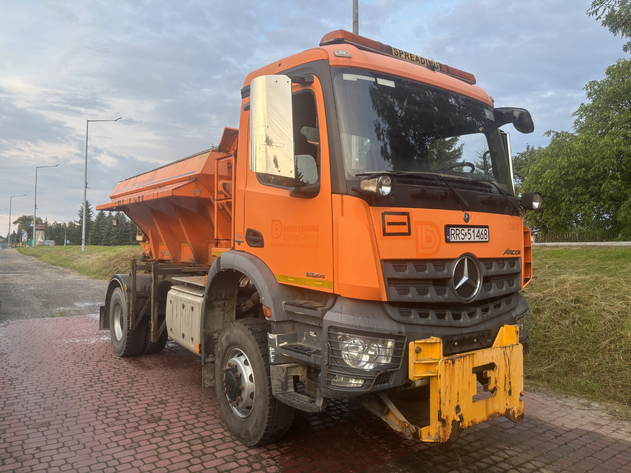 Mercedes AROCS 1824 4X4 GRITTER/SPREADER/PLOUGH - Engin de déneigement: photos 1 Mercedes AROCS 1824 4X4 GRITTER/SPREADER/PLOUGH - Engin de déneigement: photos 1