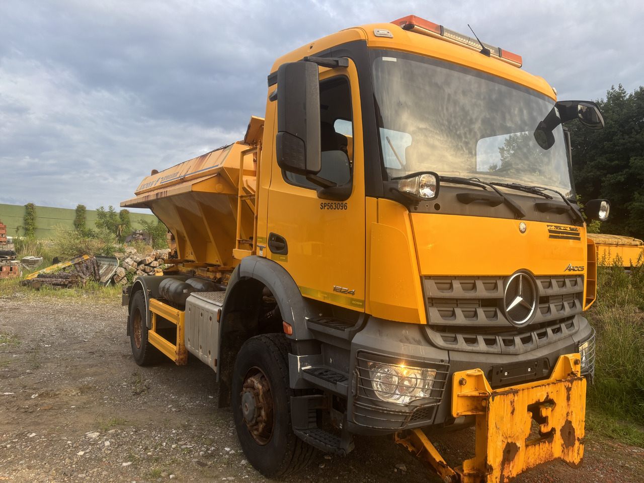 Mercedes AROCS 1824 4X4 GRITTER/SPREADER/PLOUGH - Engin de déneigement: photos 3 Mercedes AROCS 1824 4X4 GRITTER/SPREADER/PLOUGH - Engin de déneigement: photos 3