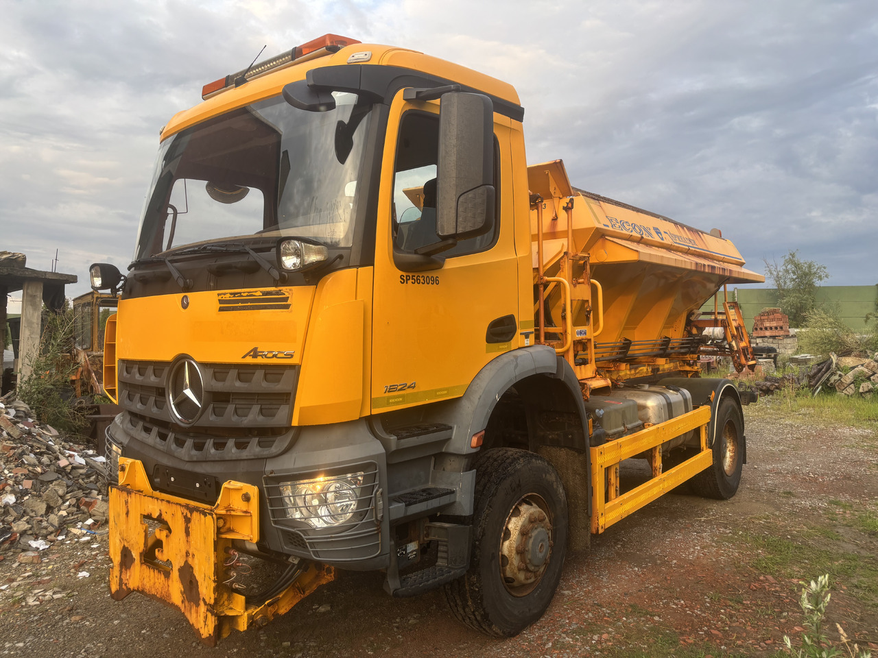 Mercedes AROCS 1824 4X4 GRITTER/SPREADER/PLOUGH - Engin de déneigement: photos 5 Mercedes AROCS 1824 4X4 GRITTER/SPREADER/PLOUGH - Engin de déneigement: photos 5