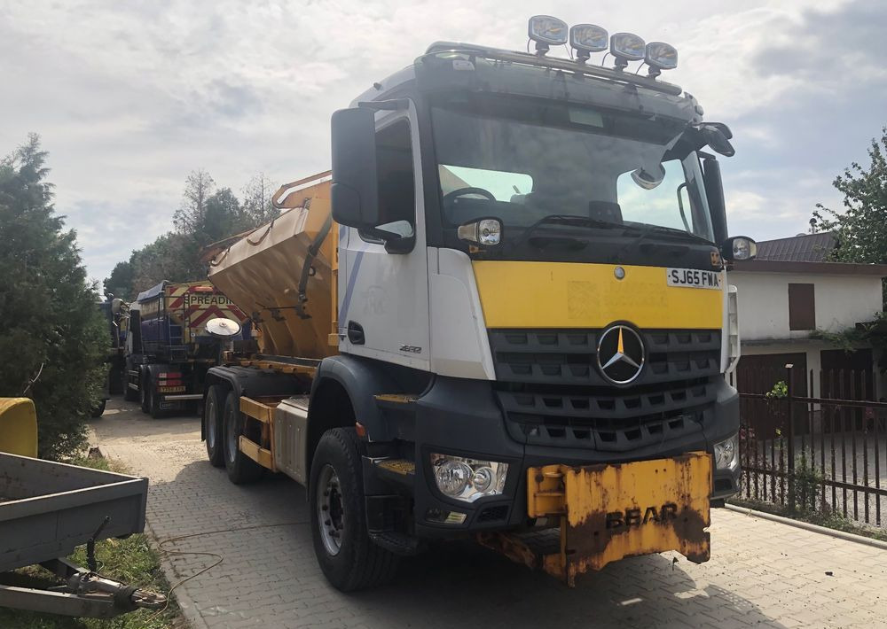 Mercedes-Benz Arocs 2633 6x4 piaskarka solarka pług - Engin de déneigement: photos 5 Mercedes-Benz Arocs 2633 6x4 piaskarka solarka pług - Engin de déneigement: photos 5