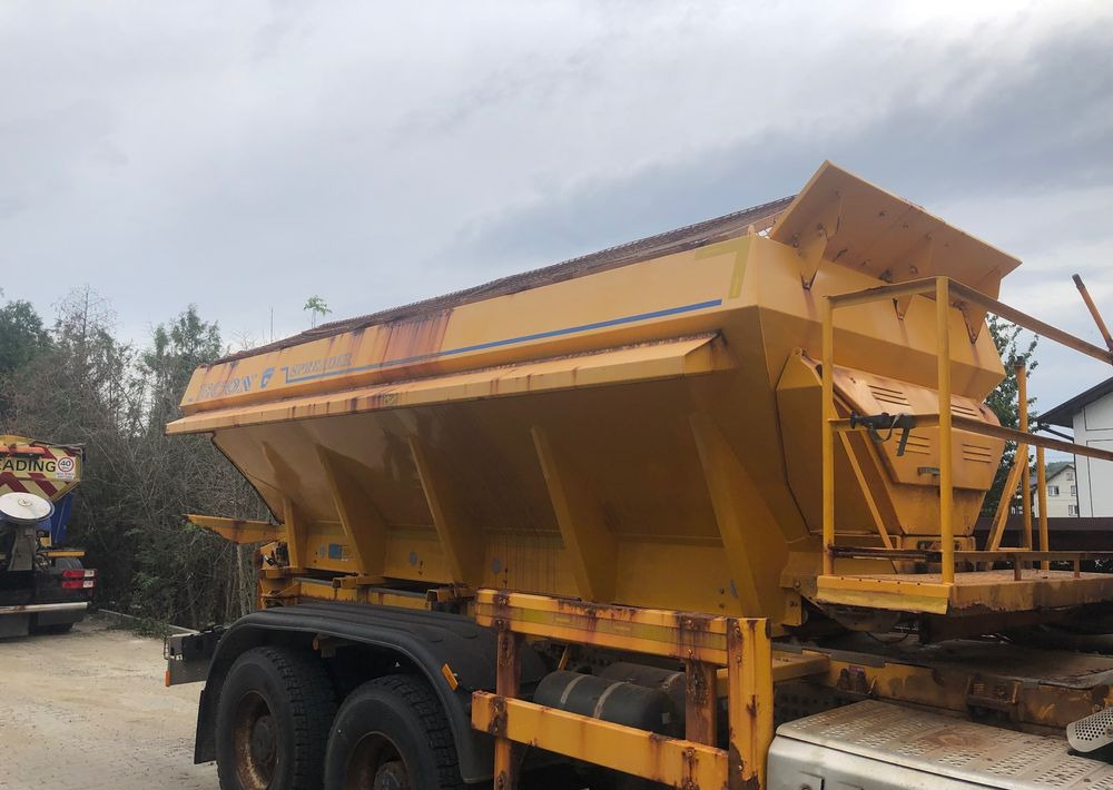 Mercedes-Benz Arocs 3333 6x6 piaskarka solarka econ pług schmidt - Engin de déneigement: photos 4 Mercedes-Benz Arocs 3333 6x6 piaskarka solarka econ pług schmidt - Engin de déneigement: photos 4