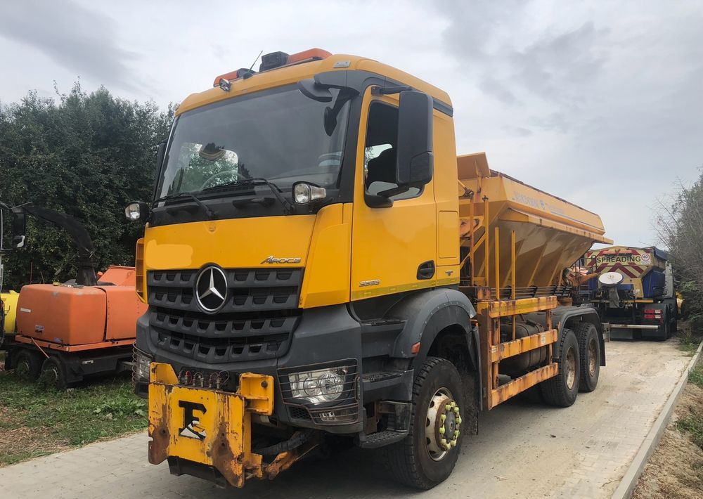 Mercedes-Benz Arocs 3333 6x6 piaskarka solarka econ pług schmidt - Engin de déneigement: photos 2 Mercedes-Benz Arocs 3333 6x6 piaskarka solarka econ pług schmidt - Engin de déneigement: photos 2