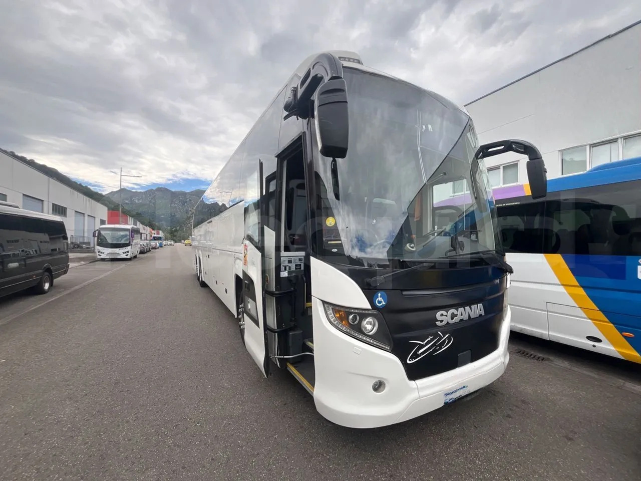 Scania Touring HD - Autocar: photos 1 Scania Touring HD - Autocar: photos 1
