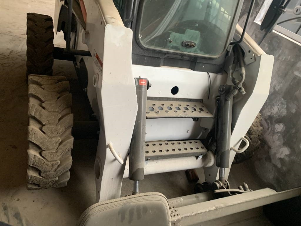 BOBCAT S 300 - Mini chargeuse: photos 2 BOBCAT S 300 - Mini chargeuse: photos 2